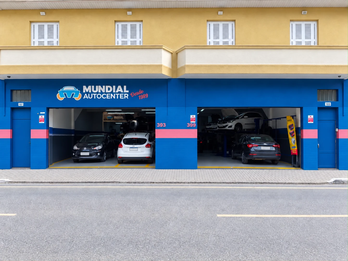 Fachada da Mundial Auto Center na R. do Bosque, com os boxes 393 e 399