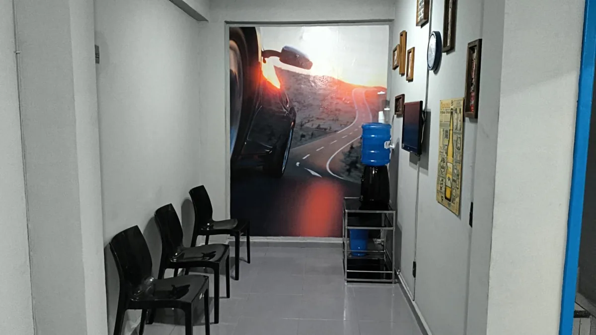 Sala de espera real da Mundial Auto Center, com cadeiras e bebedouro